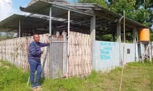 HOTEL SAPI: Kades Bago Drs Nawawi saat berada di lokasi hotel sapi. Fasilitas ini disediakan untuk para pedagang sapi, yang hendak menginapkan dagangannya, untuk kemudian dijual di lokasi lain. (Didik Purwanto/Radar Bromo)