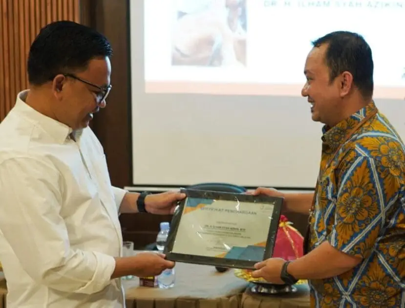 Manajer PT Jasindo Cabang Makassar, Muh Arief Akbar menyerahkan Piagam kepada Ilham Asikin