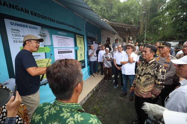 Mentan Amran Sulaiman bercengkrama dengan peternak kambing di Bhumi Nararya Farm, Kabupaten Sleman, DIY