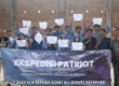 Tim Ekspedisi Patriot dan kader Muhammadiyah berfoto bersama memegang sertifikat pelatihan digital marketing di Merauke