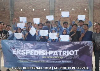 Tim Ekspedisi Patriot dan kader Muhammadiyah berfoto bersama memegang sertifikat pelatihan digital marketing di Merauke