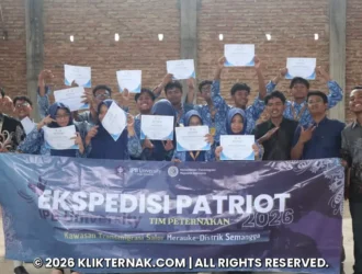 Tim Ekspedisi Patriot dan kader Muhammadiyah berfoto bersama memegang sertifikat pelatihan digital marketing di Merauke