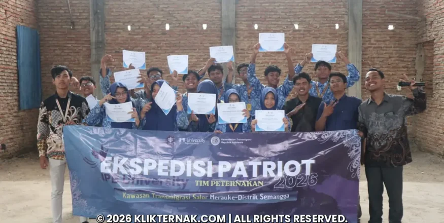 Tim Ekspedisi Patriot dan kader Muhammadiyah berfoto bersama memegang sertifikat pelatihan digital marketing di Merauke