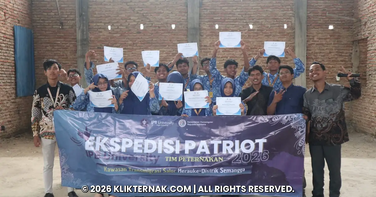 Tim Ekspedisi Patriot dan kader Muhammadiyah berfoto bersama memegang sertifikat pelatihan digital marketing di Merauke